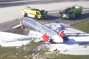 Avião pega fogo Miami
