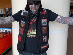 Homem expulso mercado tatuagens
