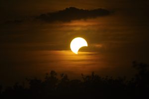 Eclipse solar: como ver o fenômeno nesta terça-feira (25)