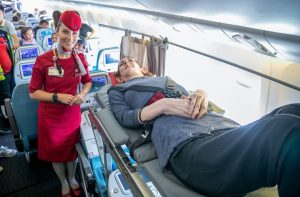 mulher mais alta mundo avião