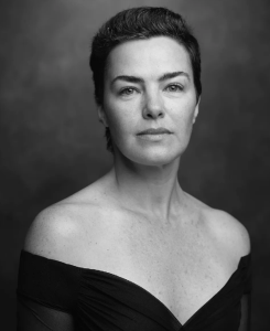 Ana Paula Arósio ressurge com novo visual em livro sobre beleza