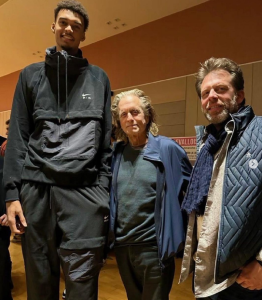 Michael Douglas tira foto com jogador e sua aparência assusta fãs