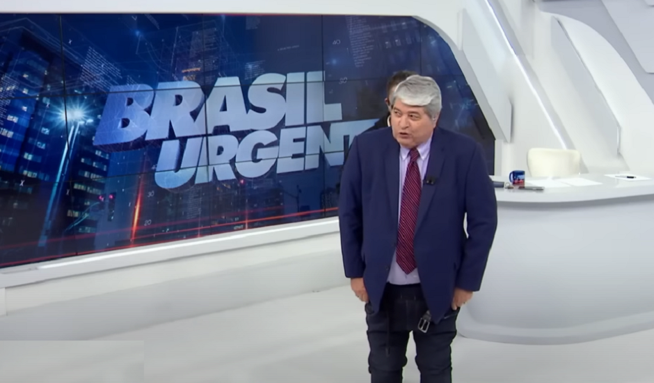 Datena tira calça ao vivo no Brasil Urgente para cumprir promessa