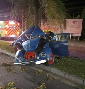 Fusca dobra ao meio após acidente impressionante em Santa Catarina