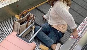 Turista tem perna amputada após ser 'engolida' por esteira rolante em aeroporto